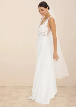 Brautkleid aus glänzendem Satin mit Blumen-Applikation