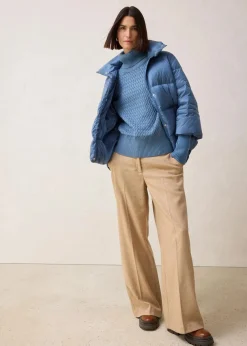 Daunenjacke mit recycelten Daunen​ und Strickärmeln