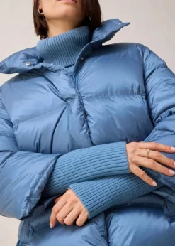 Daunenjacke mit recycelten Daunen​ und Strickärmeln