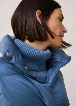 Daunenjacke mit recycelten Daunen​ und Strickärmeln