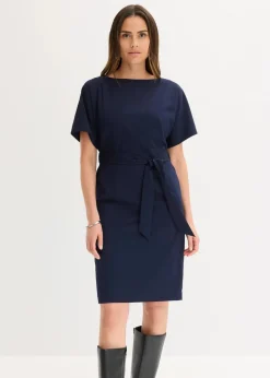 Etuikleid mit Flügelärmeln