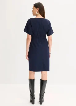 Etuikleid mit Flügelärmeln