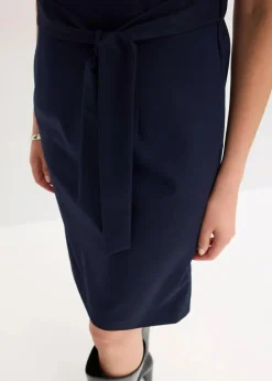 Etuikleid mit Flügelärmeln