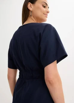 Etuikleid mit Flügelärmeln