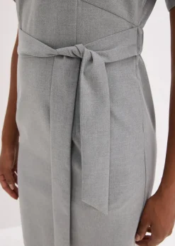 Etuikleid mit Flügelärmeln