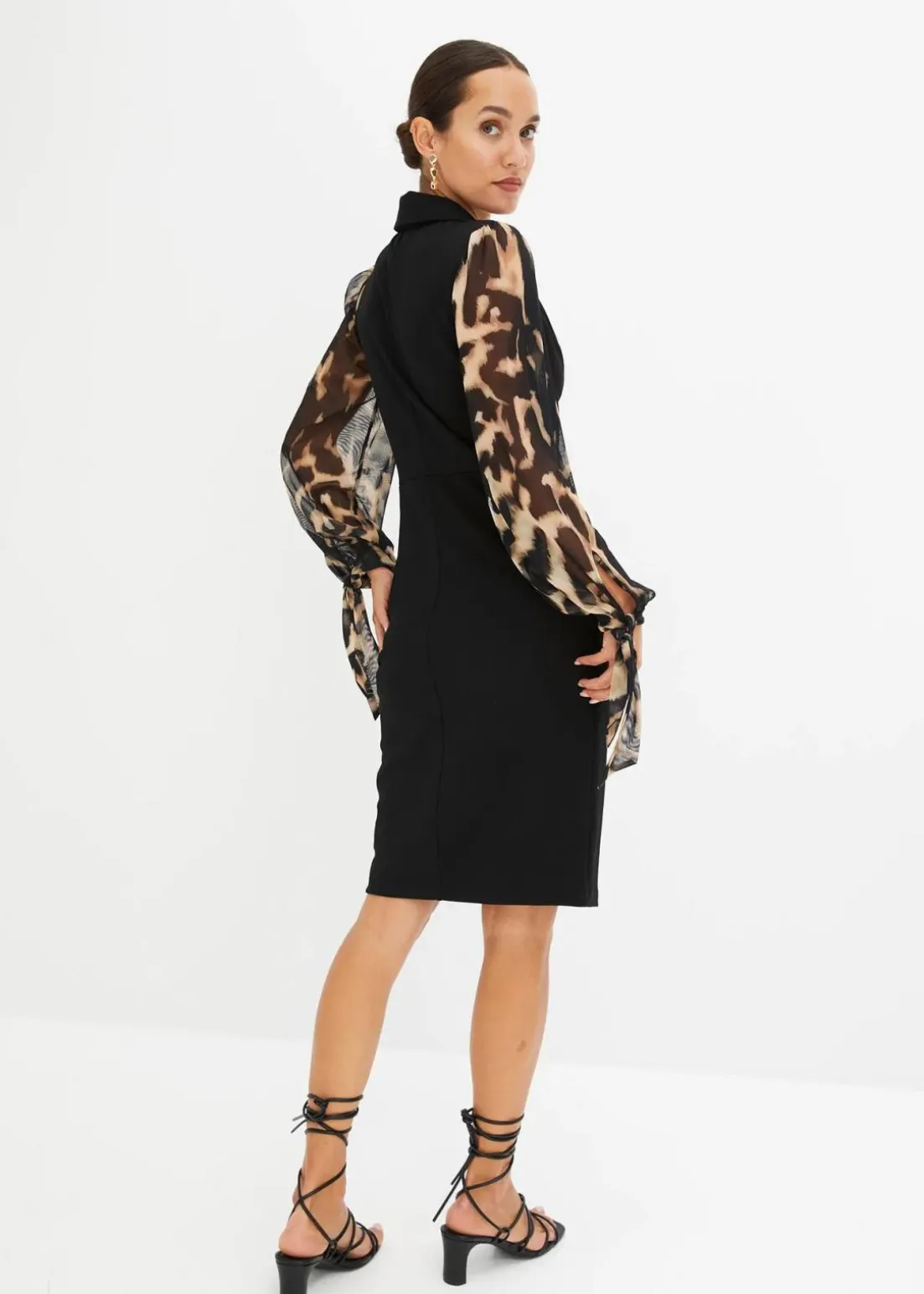 Etuikleid mit tiefem Ausschnitt