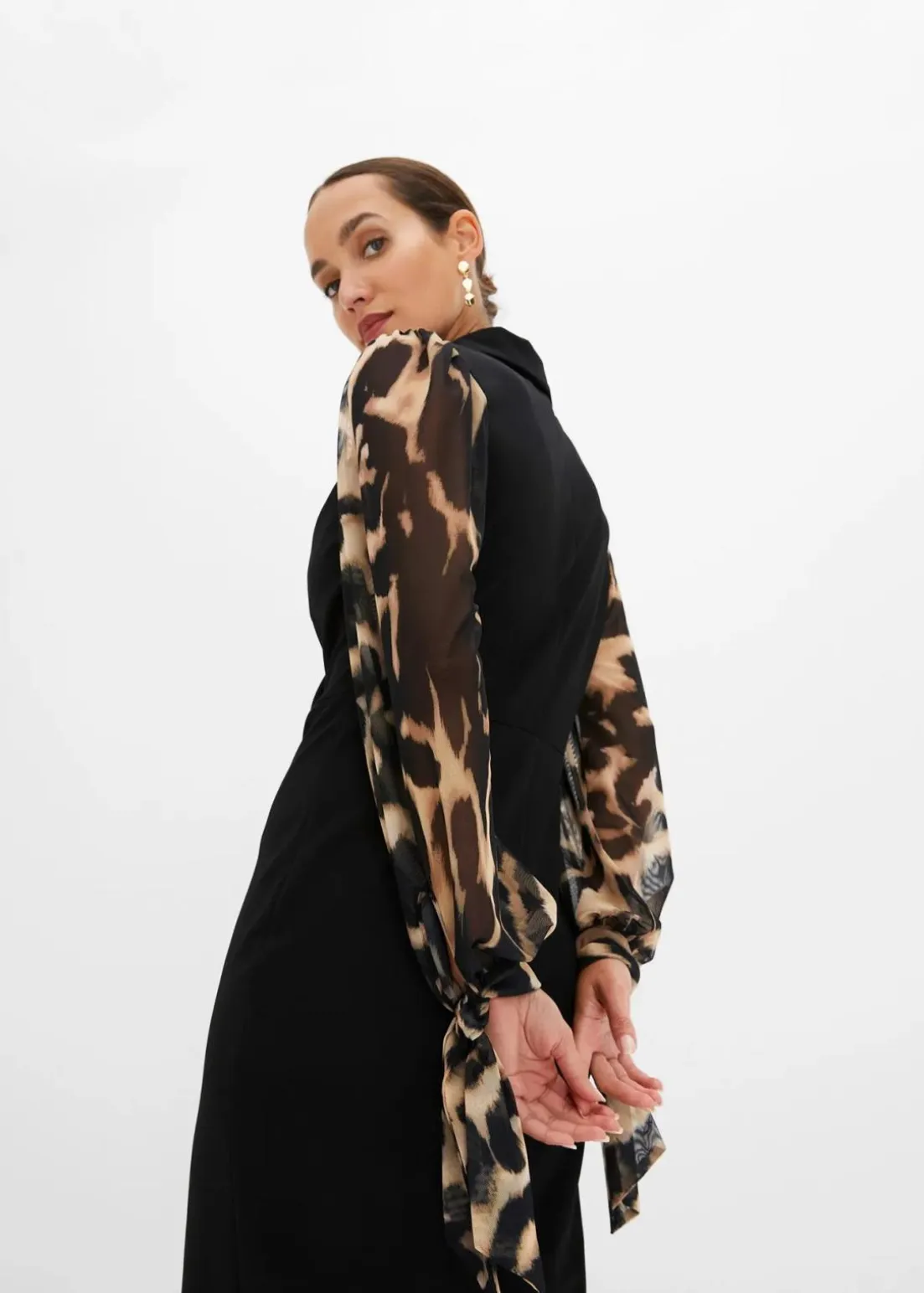 Etuikleid mit tiefem Ausschnitt