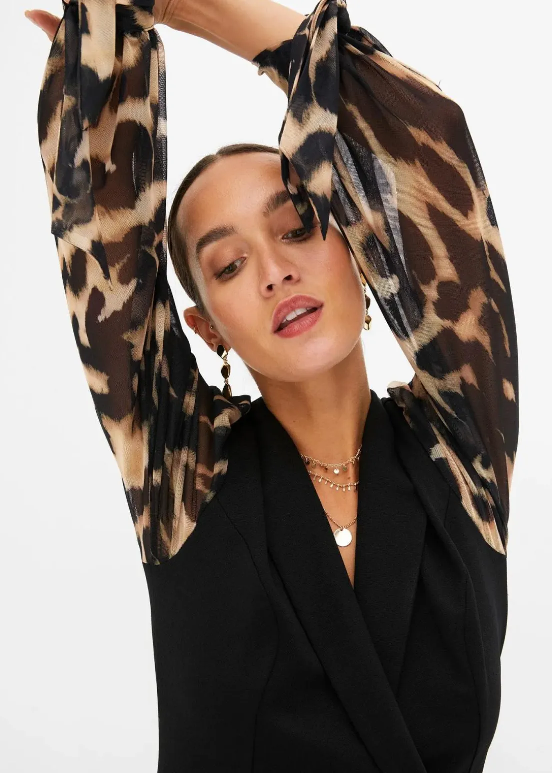 Etuikleid mit tiefem Ausschnitt