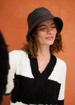 Gestreiftes Strickkleid mit Zopfmuster