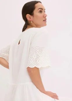 Kleid aus Musselin mit Lochstickerei