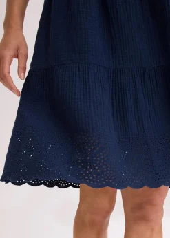 Kleid aus Musselin mit Lochstickerei