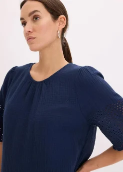 Kleid aus Musselin mit Lochstickerei