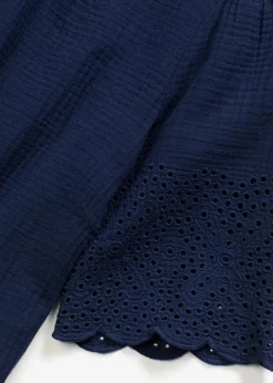 Kleid aus Musselin mit Lochstickerei