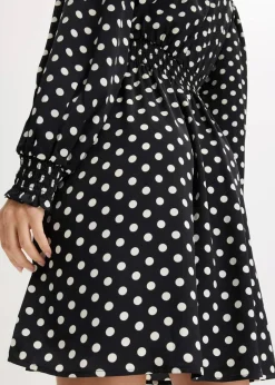 Kleid mit Schluppenkragen aus fließendem Satin