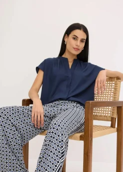 Kurzarmbluse mit verdeckter Knopfleiste