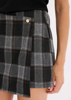 Kurzer Skort mit Schmuck-Knopf