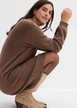 Kurzes Strickkleid mit Knopfleiste