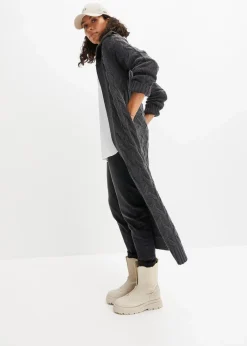 Langer Strickmantel aus Zopfstrick