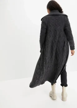Langer Strickmantel aus Zopfstrick