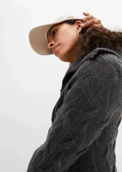 Langer Strickmantel aus Zopfstrick