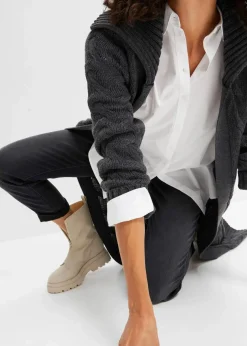 Langer Strickmantel aus Zopfstrick