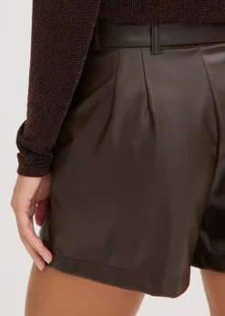 Lederimitat-Shorts mit Gürtel