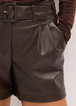Lederimitat-Shorts mit Gürtel