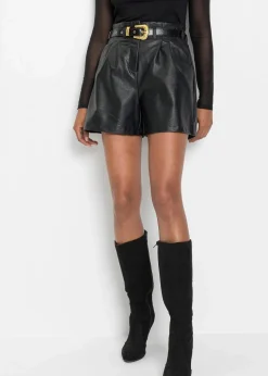 Lederimitat-Shorts mit Gürtel