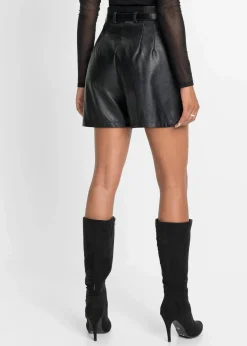 Lederimitat-Shorts mit Gürtel