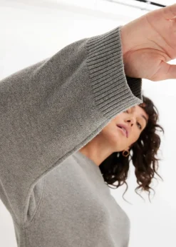 Long-Feinstrickpullover mit Seitenschlitzen aus Viskose-Mix