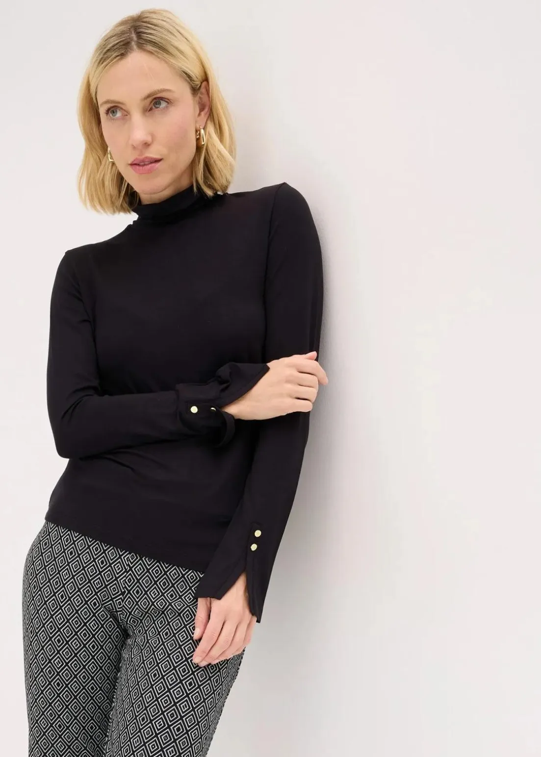 Rollkragenshirt mit dekorativen Knöpfen