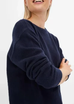 Rundhalspullover mit überschnittener Schulter