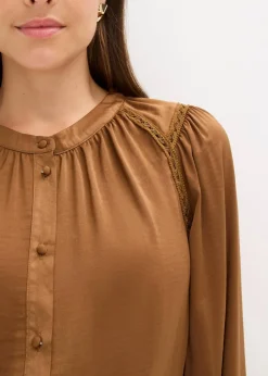 Satinbluse mit Spitzenbändern