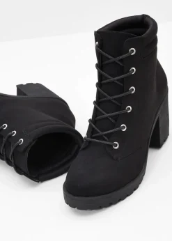 Schnürboots mit Blockabsatz