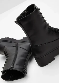 Schnürboots mit Plateau-Sohle