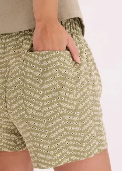 Shorts mit Lochstickerei