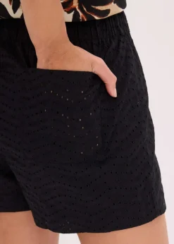 Shorts mit Lochstickerei