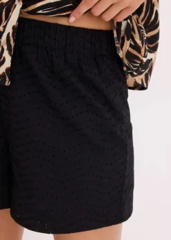 Shorts mit Lochstickerei