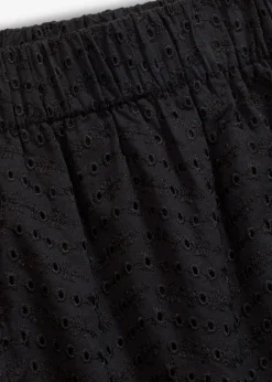 Shorts mit Lochstickerei