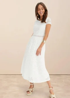 Spitzenkleid mit Häkel-Einsatz in der Taille