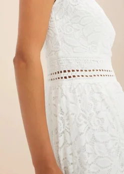 Spitzenkleid mit Häkel-Einsatz in der Taille