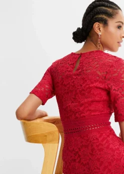 Spitzenkleid mit Häkeleinsatz