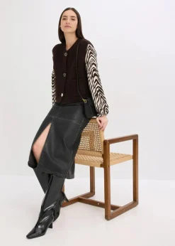 Strickweste mit dekorativen Knöpfen