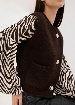 Strickweste mit dekorativen Knöpfen