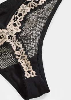 String aus zweifarbiger Spitze