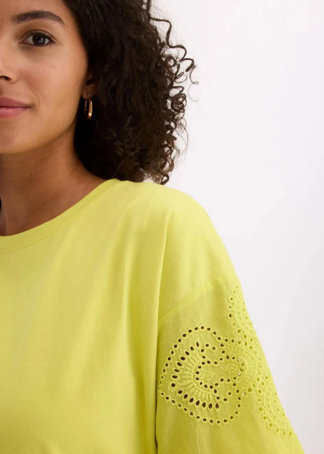 T-Shirt mit Lochstickerei