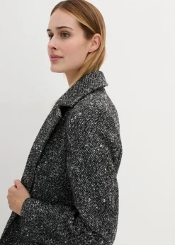 Wollmantel mit Struktur